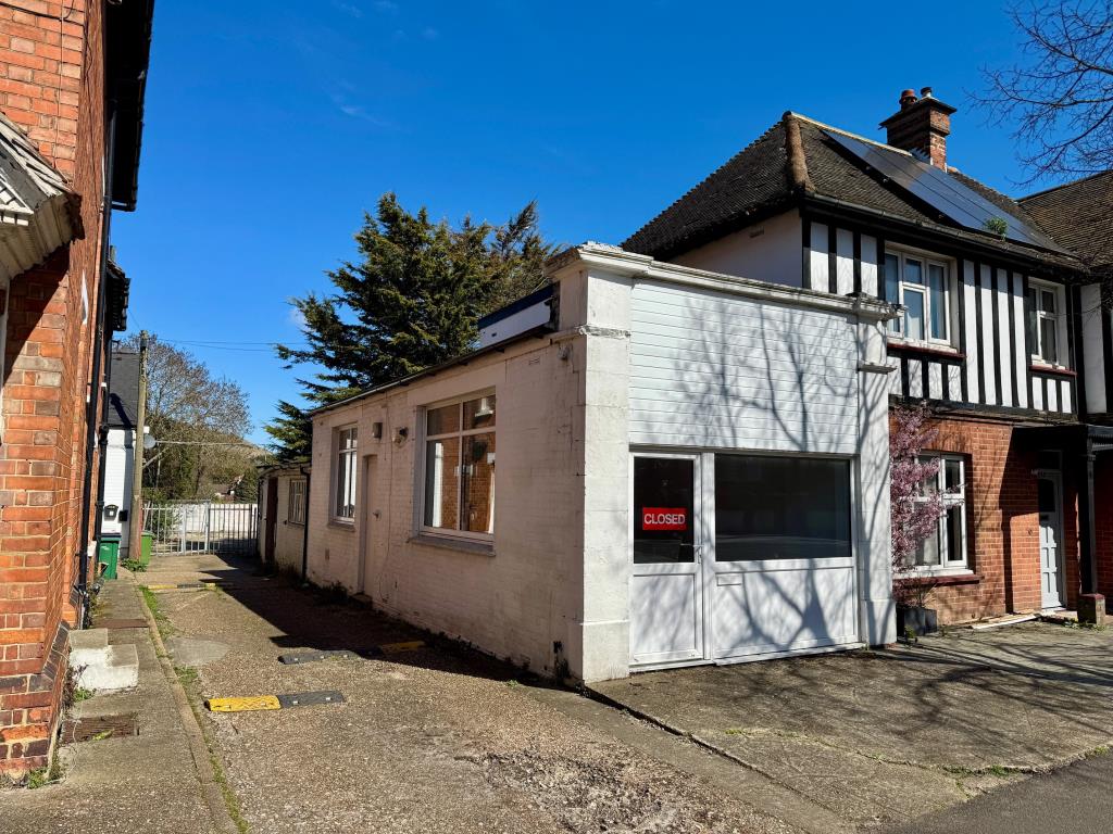 Lot: 67 - FREEHOLD COMMERCIAL PREMISES WITH GATED YARD - Front of premises